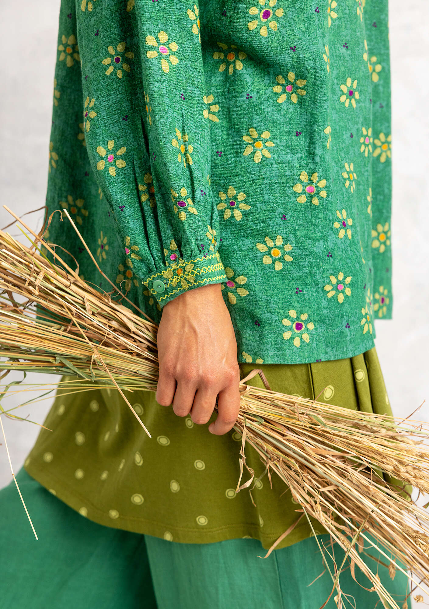 “Ester” blouse in woven linen malachite/patterned