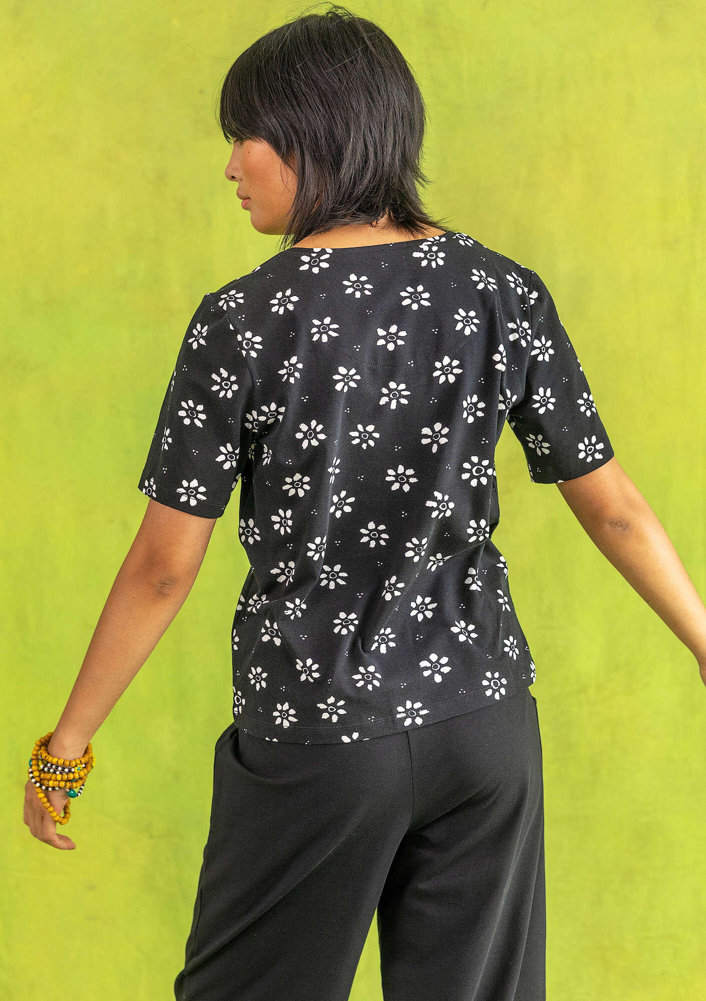 T-paita ”Ester” ekopuuvillaa/elastaania musta/kuviollinen thumbnail