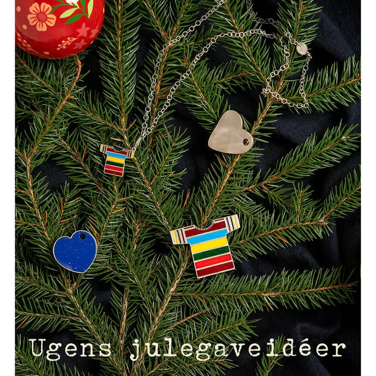 Halskæde, charms og broche i sølv fra Gudrun Sjödén. Alt hænger i et juletræ.