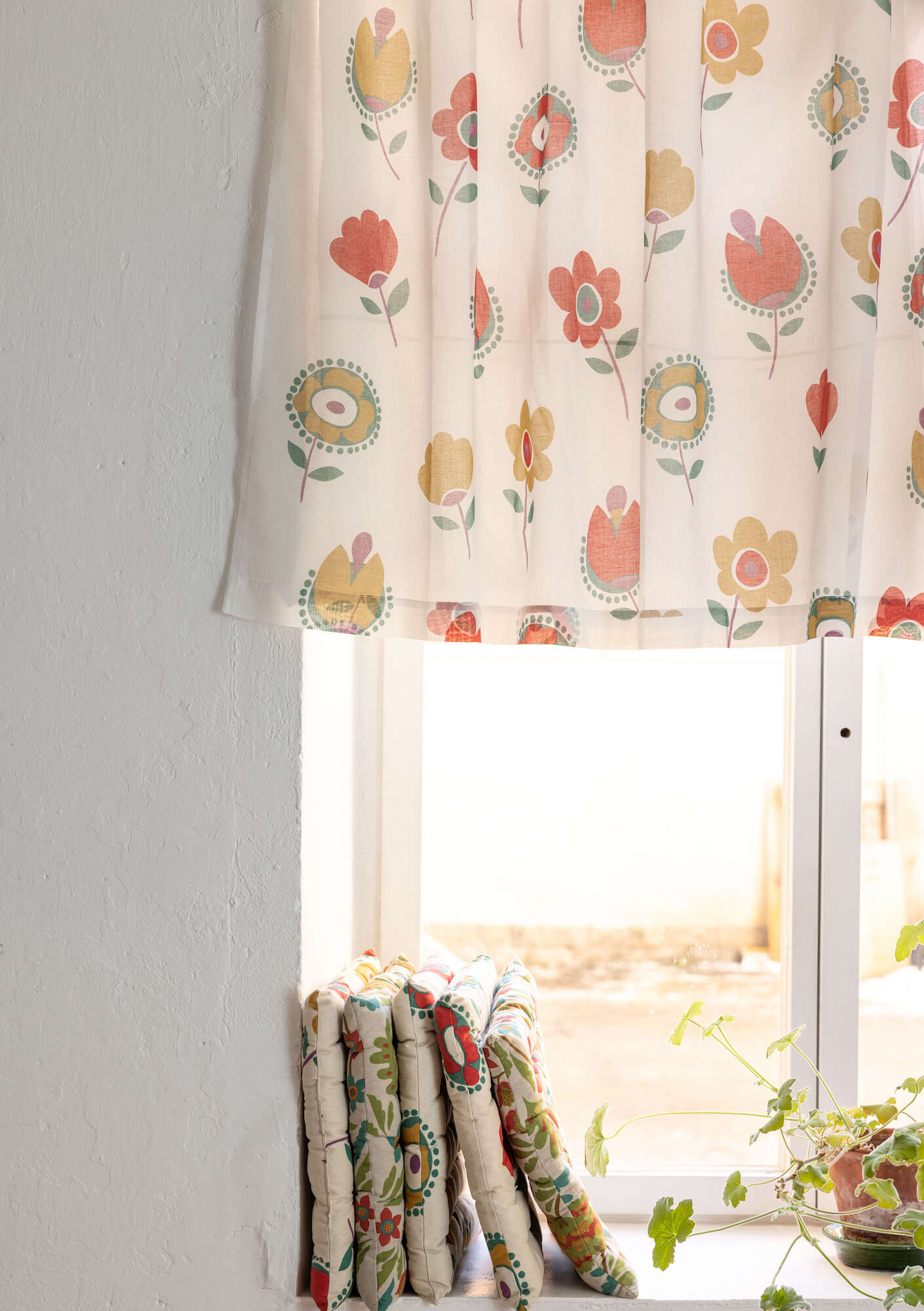 “Tulipanaros” short curtain in organic cotton brick thumbnail
