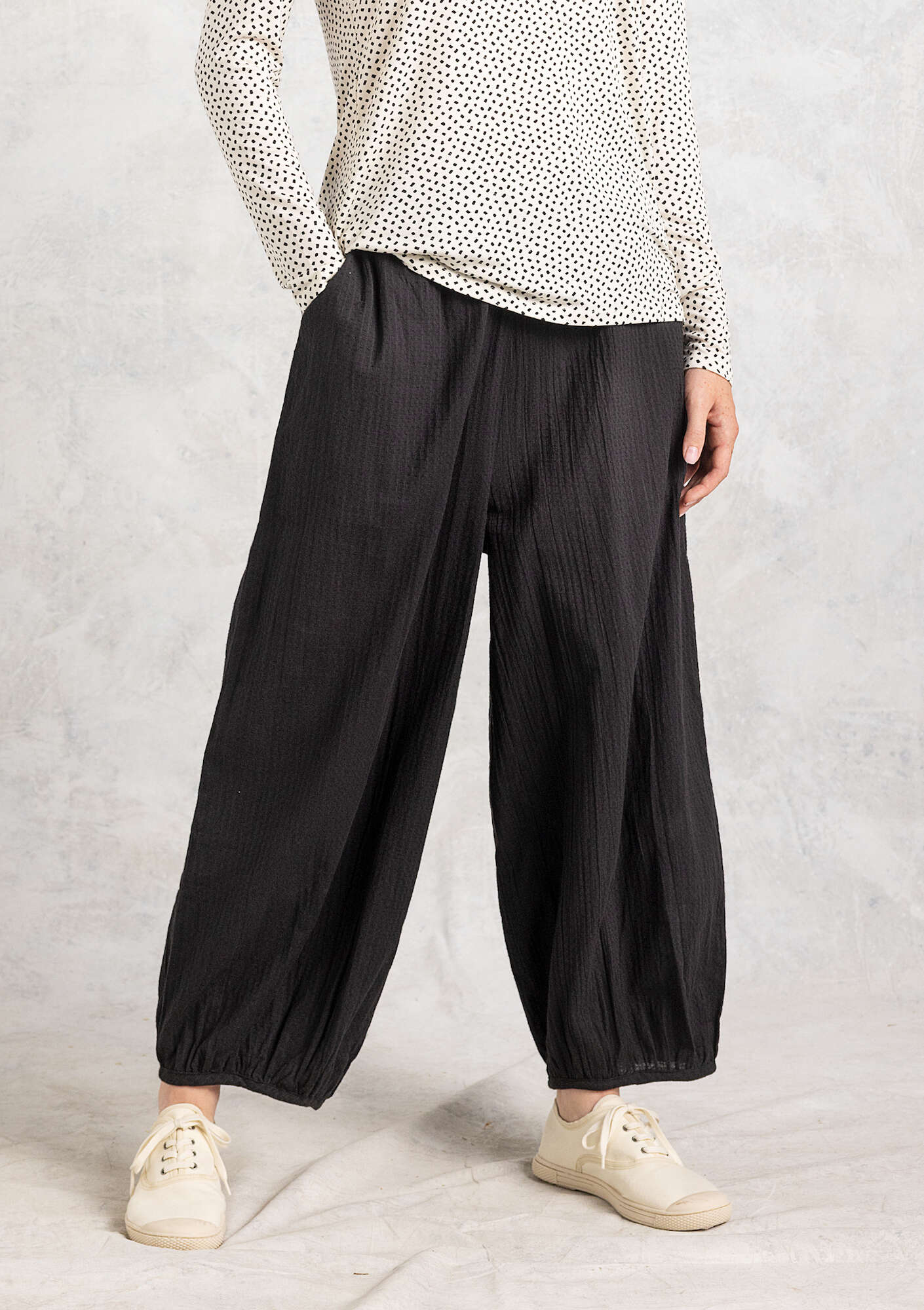 “Hilda” woven puff pants in organic cotton black thumbnail