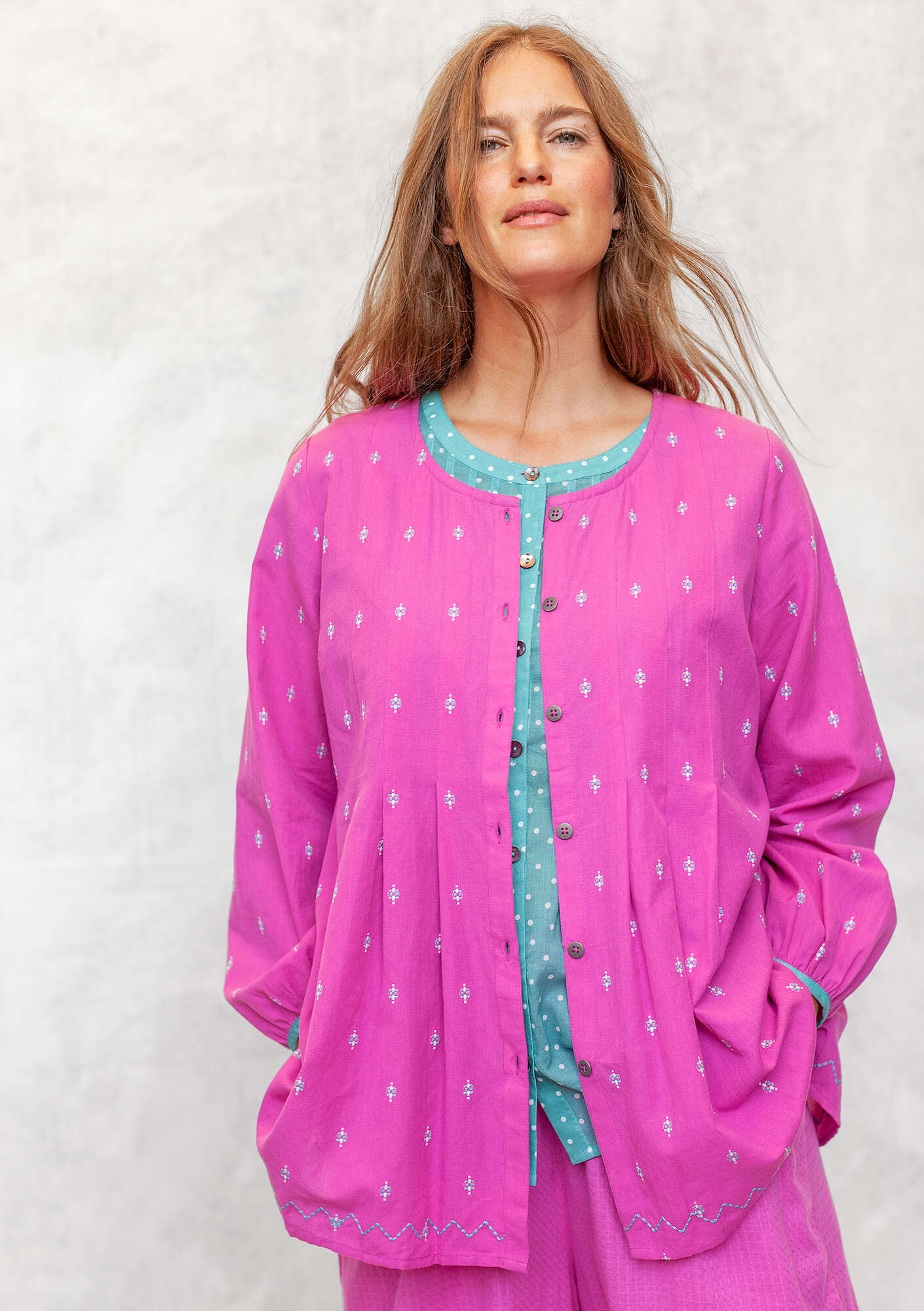 “Signe” woven artist’s blouse in organic cotton wild rose