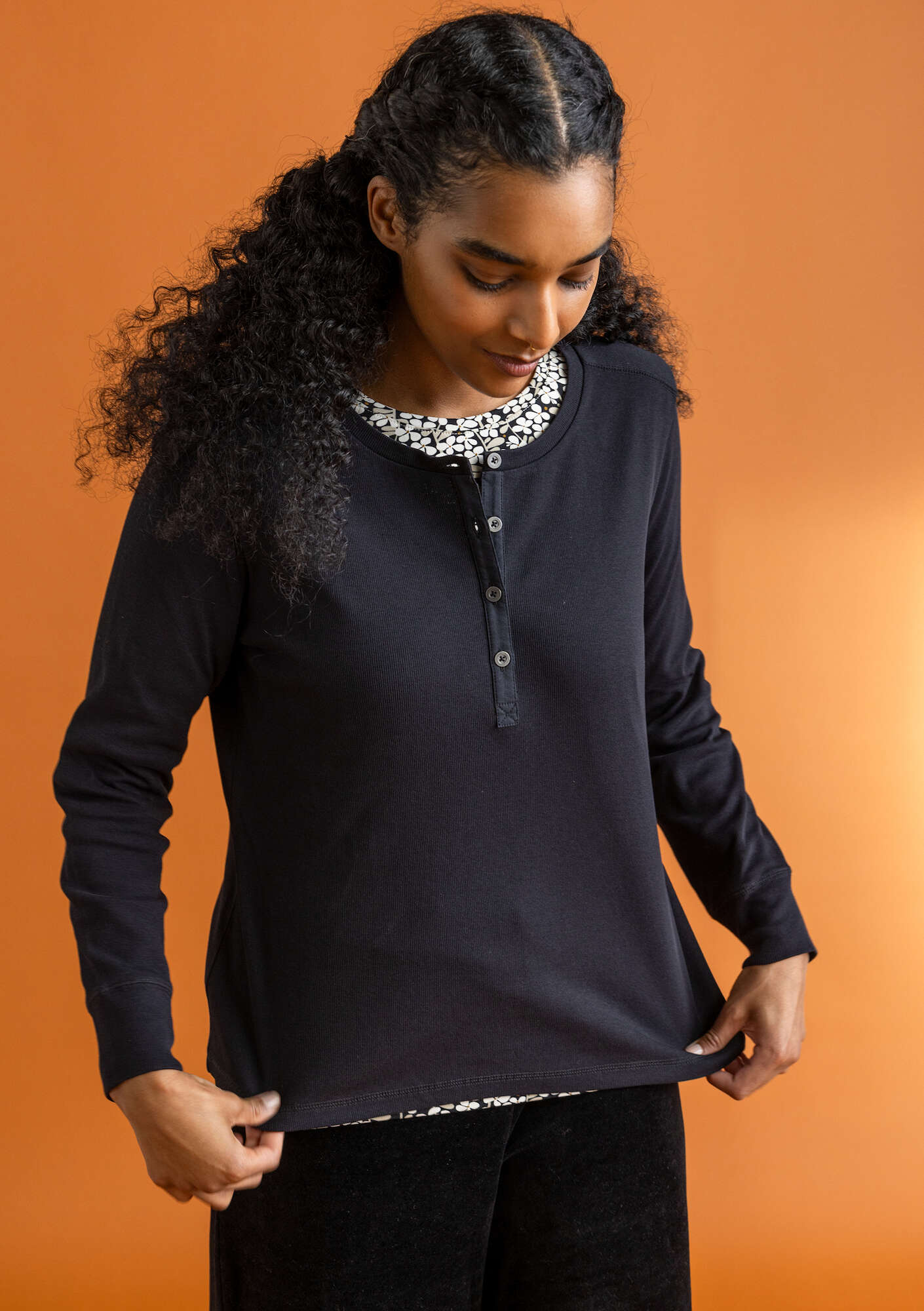 Henley shirt in organic ribbed cotton gudrunsjoden