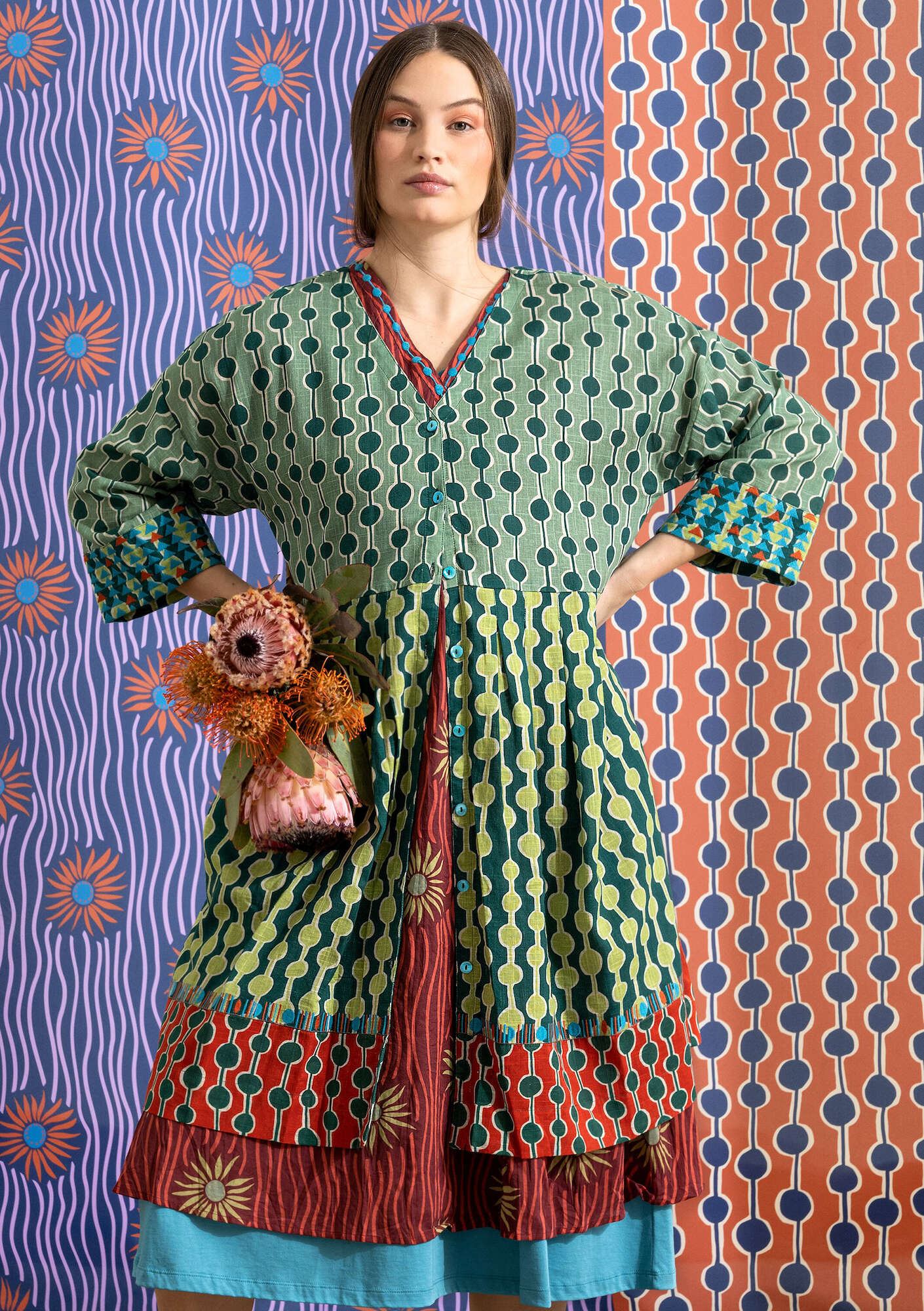Vevd kjole «Zazu» i økologisk bomull påfuglgrønn thumbnail