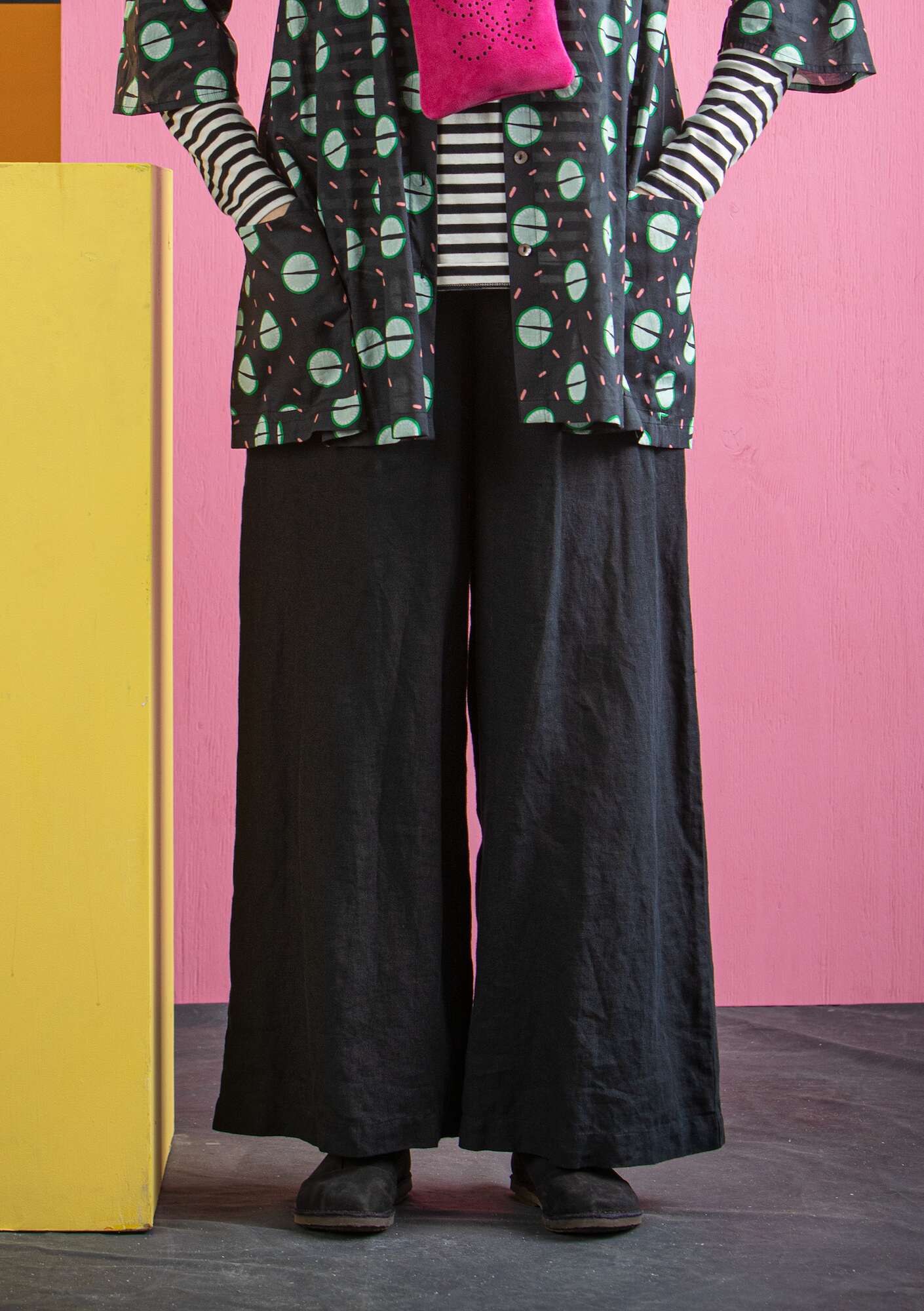 Solid-colored pants black