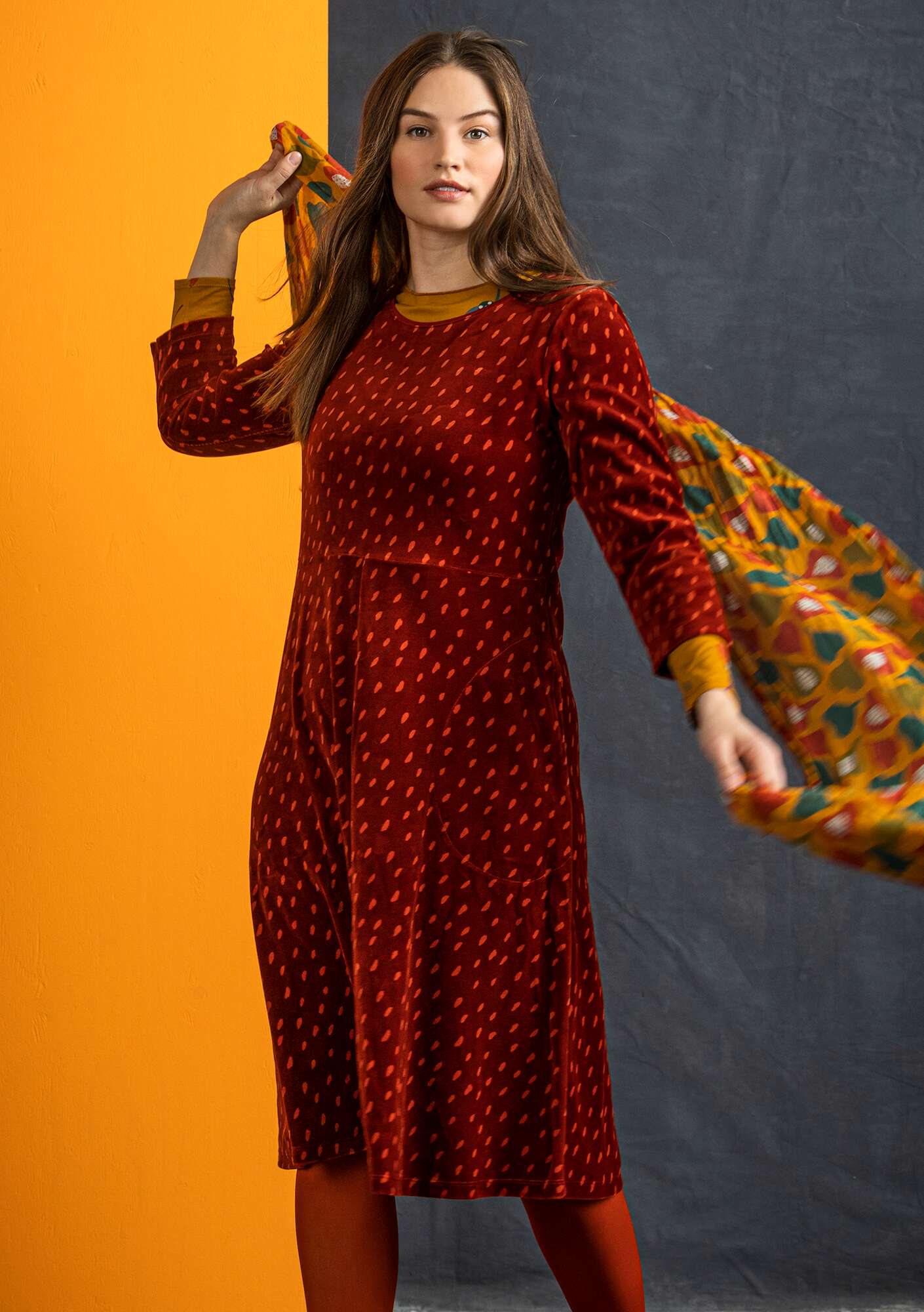 “Fauna” velour dress in organic cotton/recycled polyester chili/patterned thumbnail