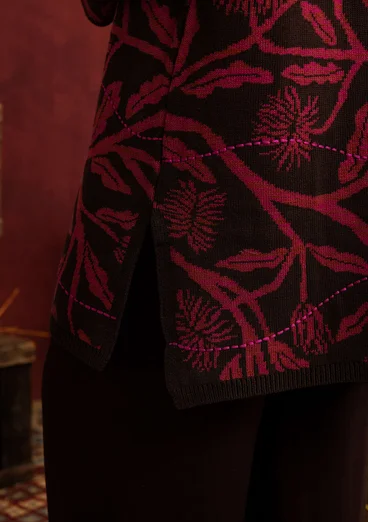 Geblümte Langstrickjacke „Lusern“ aus Bio-Baumwolle, mit Handstickerei - cerise