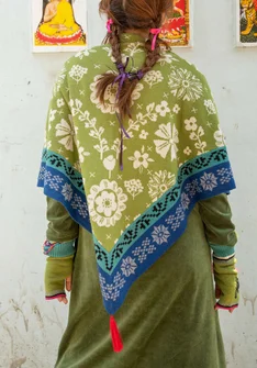 Knit “Folklore” shawl in wool/lyocell - avokado