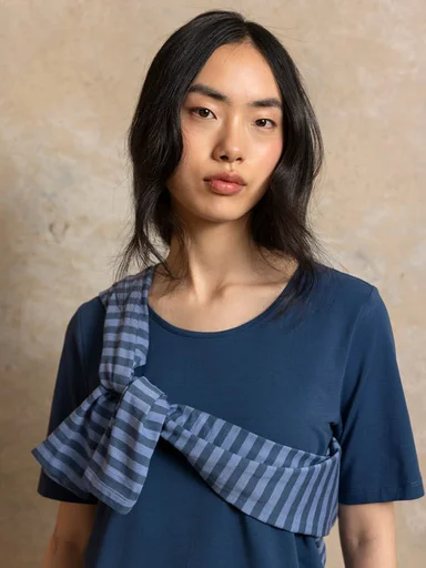 A woman wearing jersey clothes from Gudrun Sjödén.