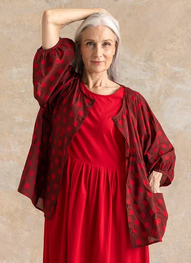 A woman wearing woven clothes from Gudrun Sjödén.
